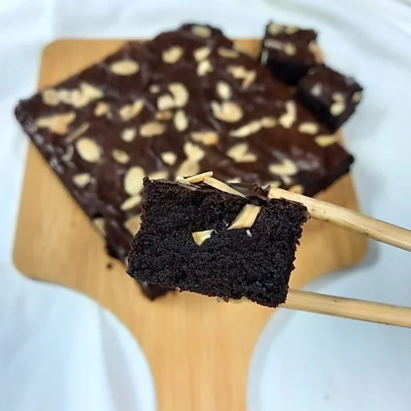 sg-11134201-825b5-mqmh2grqw558ec.webp Almond Dark Chocolate Brownies 500g